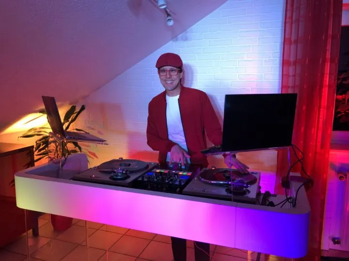 DJ Andre Siddi bei seiner Musik-Performance in der Galerie.